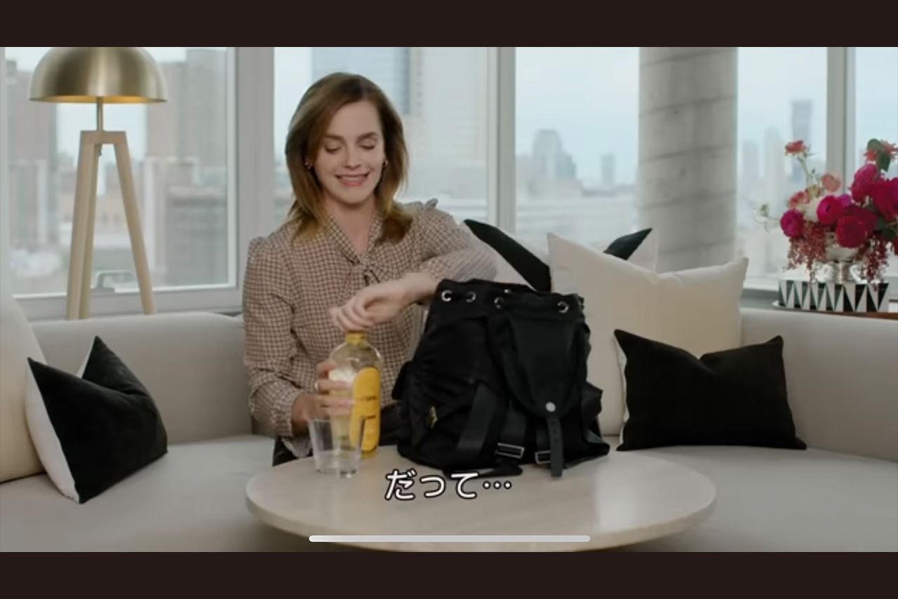 2023年、バッグの中身を紹介するエマ・ワトソン（『VOGUE』YouTubeチャンネル）