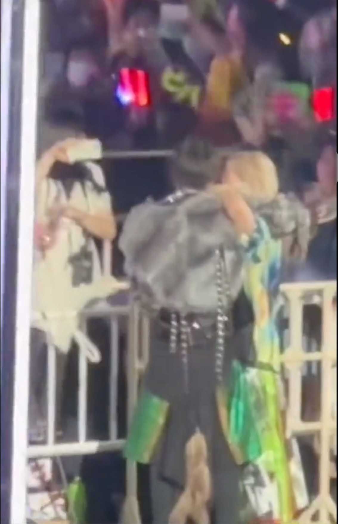 ステージから降りてファンのもとへ駆け寄った『HiHi Jets』の猪狩蒼弥（右）と『Aぇ! group』の佐野晶哉（Xより）