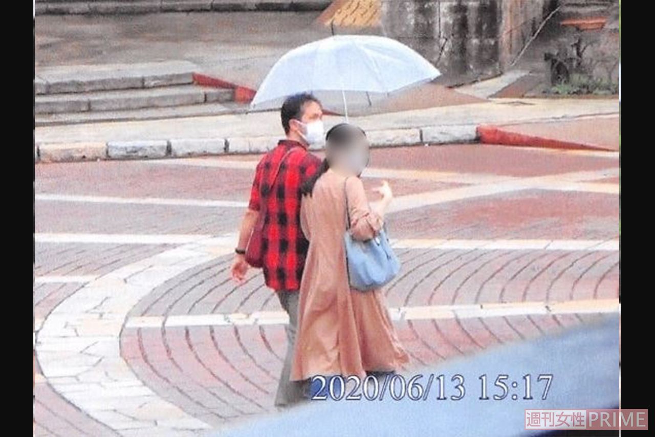 B子さんと県外の遊園地で密会デートをする市長