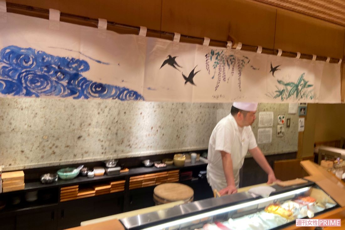 『弁天山美家古寿司』のカウンターにかかる中尾彬さんがデザインした暖簾。親方は中尾さんのご遺体に対面して、お別れをした