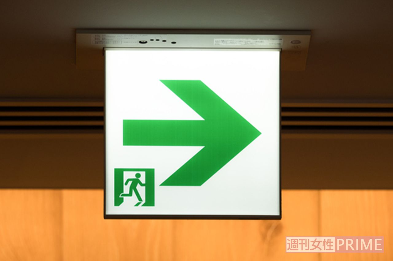 誘導灯には矢印が白のものと緑のものの2種類がある。白矢印の誘導灯は非常口そのものを表し、緑矢印は非常口までの経路を表す。非常時は緑矢印をたどって、非常口を目指そう