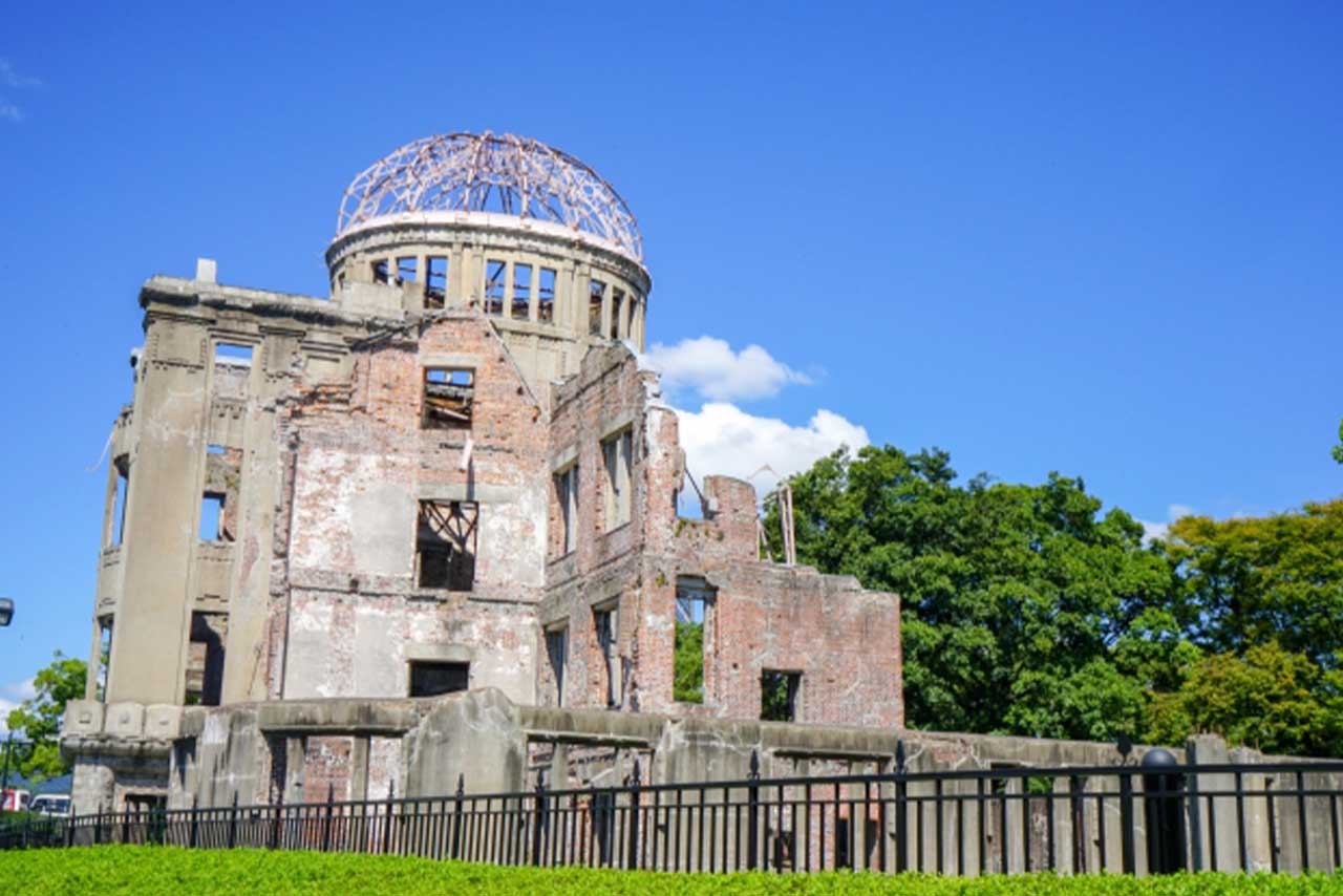 被爆した当時の姿をほぼ保ち続けている原爆ドーム。核兵器の恐ろしさを語り継ぐ