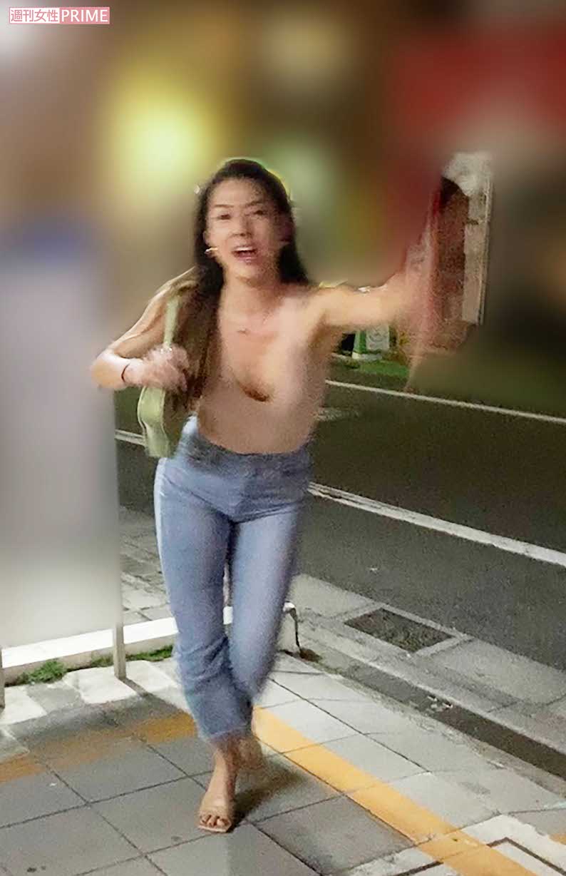 暴行中の動画の静止画。すみれは持っていたバッグを元婚約者のA氏の顔付近に投げつけながら、突進を繰り返していた