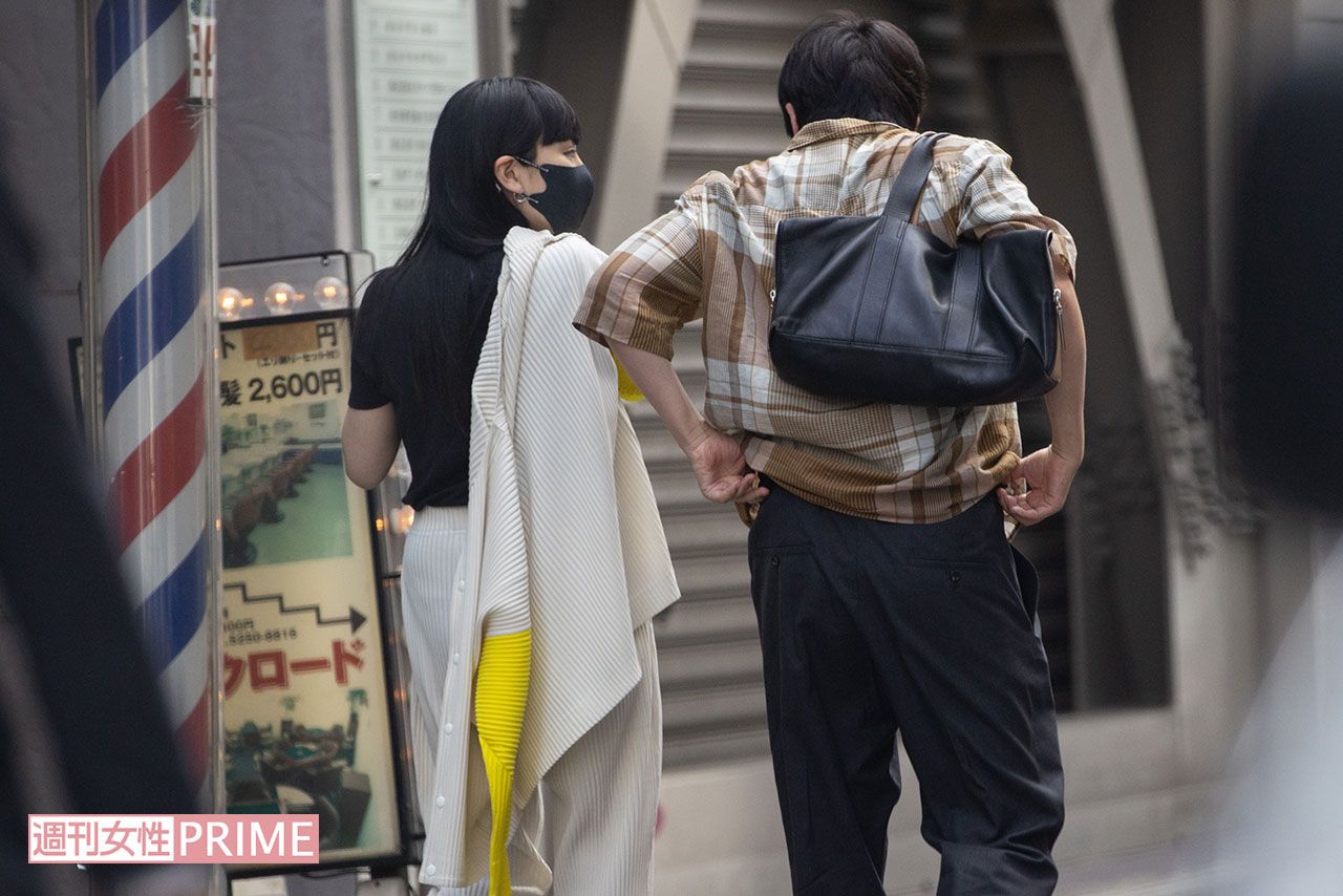 '21年5月、高級天ぷら店を後にする『ウーマンラッシュアワー』の村本大輔と松田ゆう姫