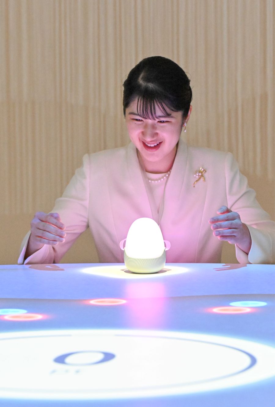 2日間にわたり、万博会場を視察された愛子さま。「電力館」では、体験型のゲームを無邪気に楽しむご様子も