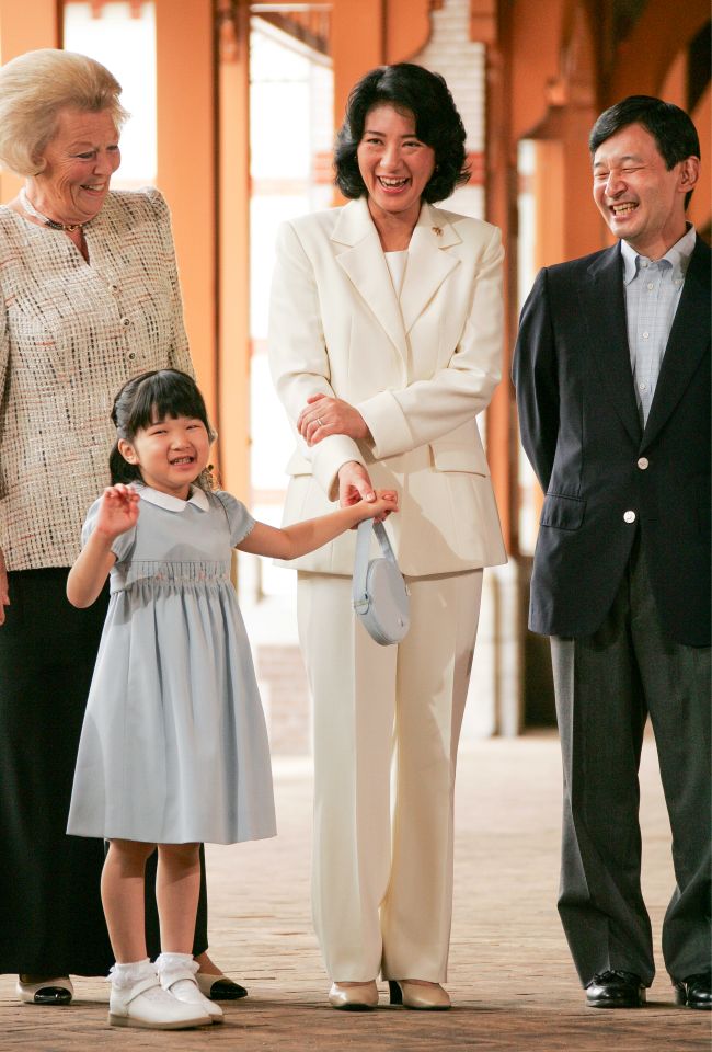 2006年8月　愛子さま初めての海外ご訪問はオランダへ。当時のベアトリクス女王に招待され、ご一家で2週間ほど滞在された。オランダ王室のアマリア王女と愛子さまの微笑ましい交流も話題に（宮内庁提供）