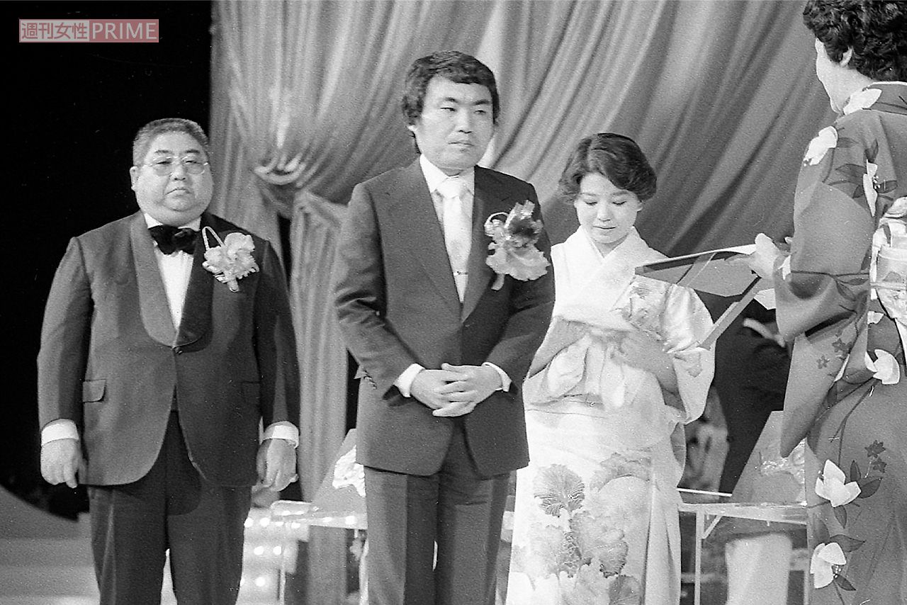 亜星さんが作曲した都はるみの『北の宿から』が『第18回日本レコード大賞』を受賞。作詞を手がけた阿久悠さんとともに表彰された（1976年12月撮影）