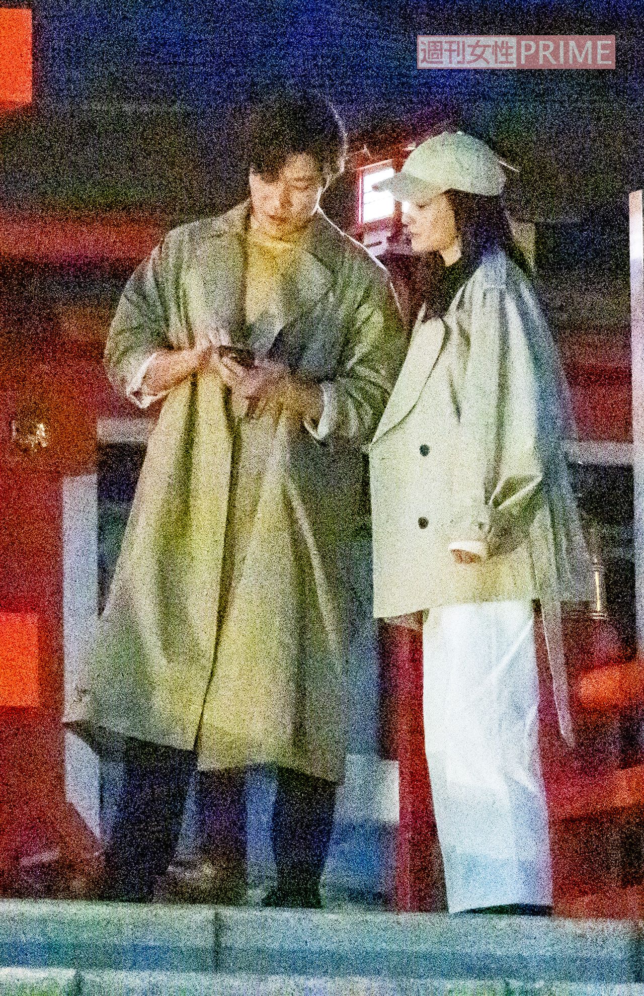 2026年2月中旬、『シティーハンター』ロケでスマートフォンを見ながら、黒木メイサ（写真右）と打ち合わせをする鈴木亮平