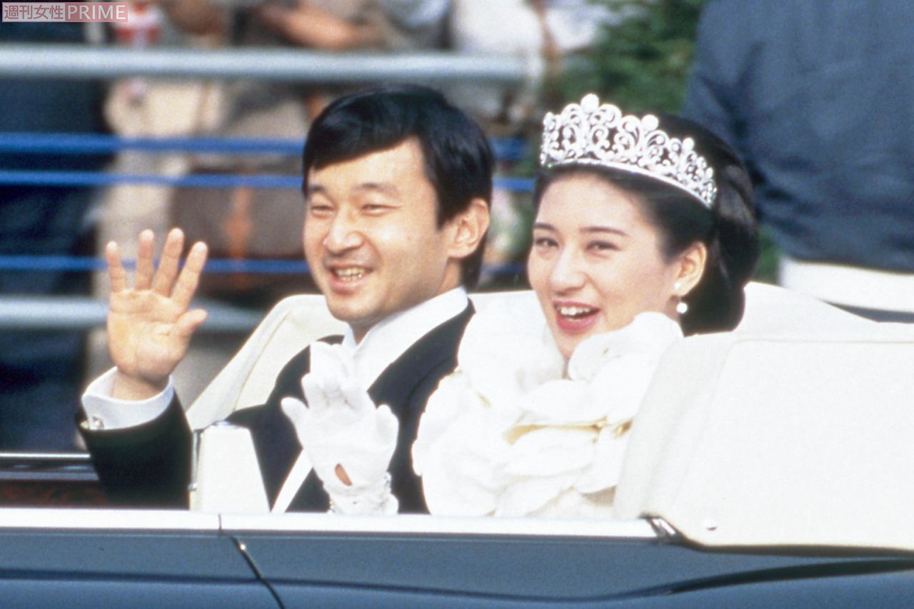 1993年6月、19万人が沿道を埋めつくしたご成婚パレード。外務省のキャリア官僚だった雅子さまとの恋が成就した