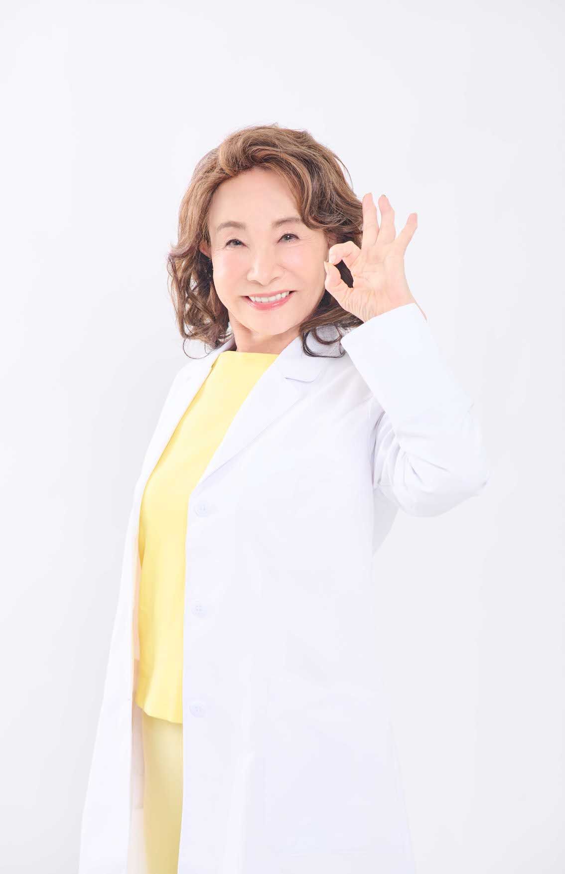 高岡邦子先生　1943年、東京都生まれ。内科医師。元高岡クリニック院長。今も現役の医師でありながら、CMやテレビに出演するなど、シニアモデルとしても活動の幅を広げている。12月19日に主婦と生活社より『82歳の現役女医が実践する病まない老けない生き方』を上梓。