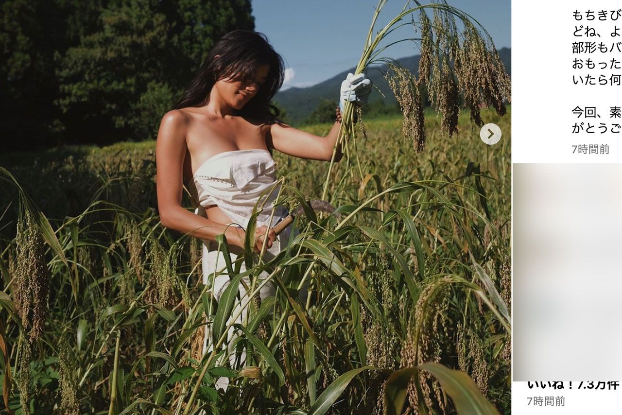 上半身がかなり露出されたファッションで畑仕事をするローラ（本人のインスタグラムより）