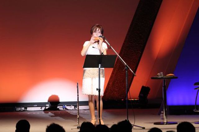 フルート、オカリナの演奏と講演を交えた独自のスタイルで観客はすでに33万人を超えた
