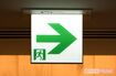 非常口までの経路を表す、緑矢印。非常時は緑矢印をたどって、非常口を目指そう