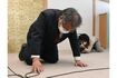 知床半島沖の観光船遭難事故の記者会見で、土下座して謝罪する「知床遊覧船」の桂田精一社長(共同通信)