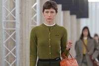 炎上した“下着ユニバ騒動”どころじゃない！「パンツ履くの忘れた？」海外でトレンドの“ノーパンツ”ファ…