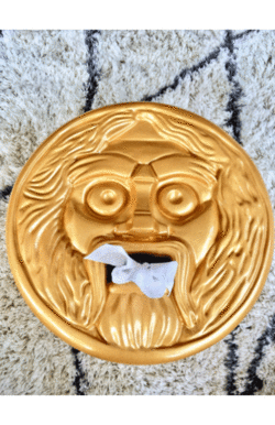 神田の公式ツイッターに投稿された黄金のティッシュ箱。直径約40cmの円型で存在感バツグン