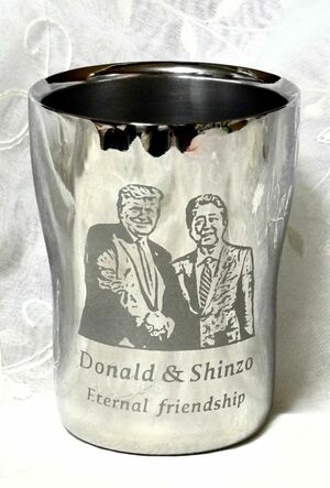 トランプ大統領にタンブラーとグラスを贈った（本人Xより）