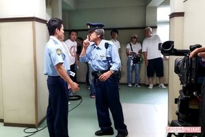 主役を務めるドラマ『駐在刑事』の撮影あ愛弟子の大木さんと