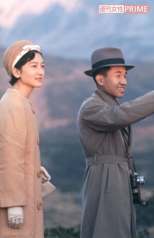 昭和36年10月、富山・天狗平で雄大な立山をご覧になる上皇ご夫妻。