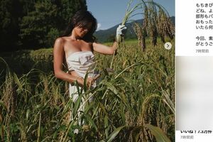 上半身がかなり露出されたファッションで畑仕事をするローラ（本人のインスタグラムより）