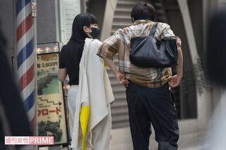 '21年5月、高級天ぷら店を後にする『ウーマンラッシュアワー』の村本大輔と松田ゆう姫