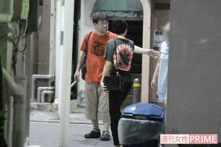 2017年7月、朝方となって村上信五らを引き連れて店を出てきた佐藤二郎