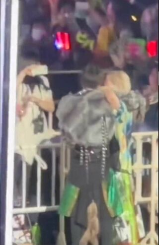 ステージから降りてファンのもとへ駆け寄った『HiHi Jets』の猪狩蒼弥（右）と『Aぇ! group』の佐野晶哉（ツイッターより）