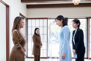 外務省による交流プログラムで来日したブラジルの議員と、秋篠宮邸で面会する佳子さま（2024年3月27日）写真/宮内庁提供