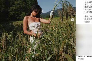 上半身がかなり露出されたファッションで畑仕事をするローラ（本人のインスタグラムより）