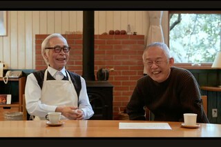 3月3日に公開されたインタビューに髭を剃った姿で出演した宮崎駿監督（左）（アカデミー賞の公式YouTubeチャンネル『Oscars』より）