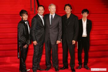 『硫黄島からの手紙』ジャパンプレミア。左から二宮和也、渡辺謙、クリント・イーストウッド、伊原剛志、加瀬亮