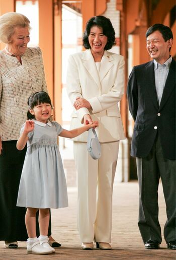 2006年8月　愛子さま初めての海外ご訪問はオランダへ。当時のベアトリクス女王に招待され、ご一家で2週間ほど滞在された。オランダ王室のアマリア王女と愛子さまの微笑ましい交流も話題に（宮内庁提供）