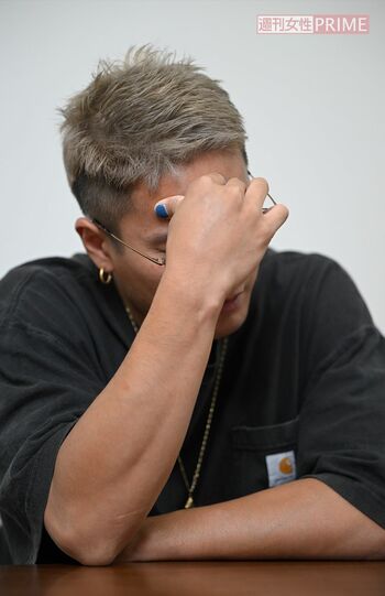 インタビューに応じる元ジャニーズJr.の田中斗希。当時を思い出したのか、頭を抱え