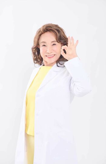 高岡邦子先生　1943年、東京都生まれ。内科医師。元高岡クリニック院長。今も現役の医師でありながら、CMやテレビに出演するなど、シニアモデルとしても活動の幅を広げている。12月19日に主婦と生活社より『82歳の現役女医が実践する病まない老けない生き方』を上梓。