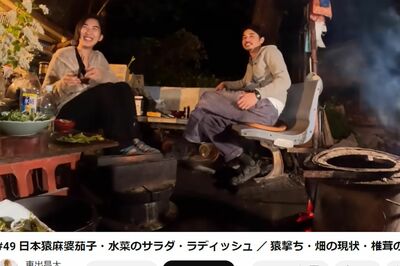 自身の暮らす山小屋で、松本花林さんに手料理を振る舞う東出昌大（東出のYouTubeより）