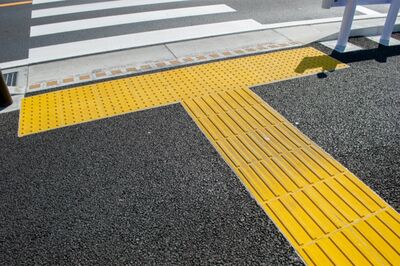 【知って楽しい雑学】駅や道路にある視覚障がい者のための「点字ブロック」は日本発祥、どうして「黄色」な…