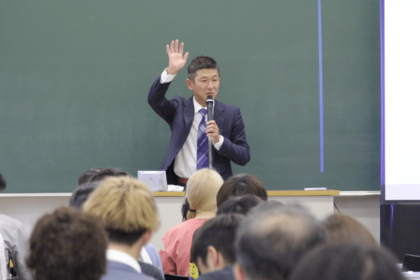 「おもしろ仏教講座」や「楽しく学ぶ日本の古代史」などのテーマで全国各地で講義をしている