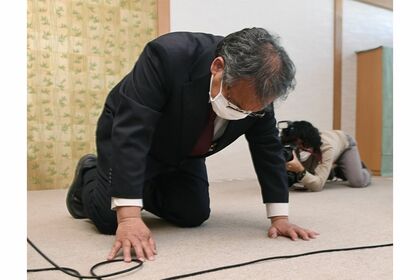 知床半島沖の観光船遭難事故の記者会見で、土下座して謝罪する「知床遊覧船」の桂田精一社長（共同通信）
