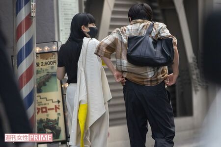 '21年5月、高級天ぷら店を後にする『ウーマンラッシュアワー』の村本大輔と松田ゆう姫