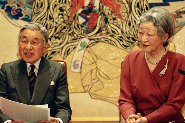 結婚50周年に際しての記者会見でも美智子さまは“麦の穂のブローチ”を（'09年4月）