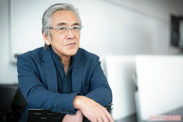 インタビュー中の寺島進（撮影／佐藤靖彦）