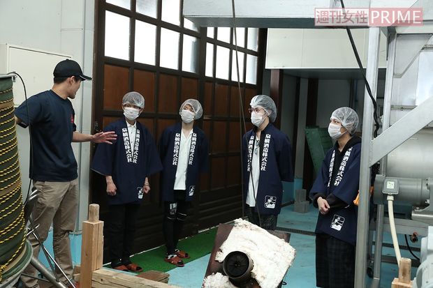 酒造りに使う、仕込みの水井戸を見学中