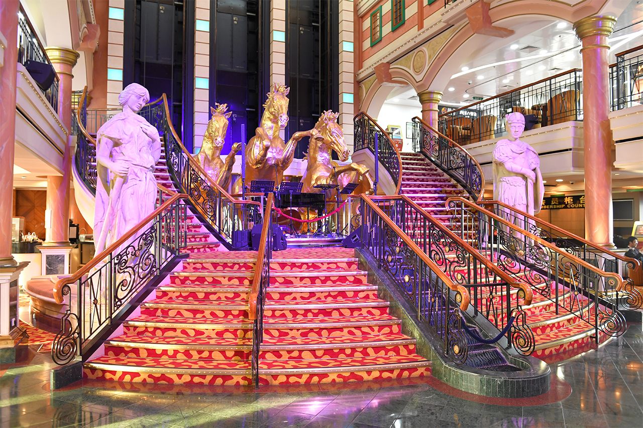 スーパースター ヴァーゴの船内（1）エントランスから異空間　撮影／渡邉智裕