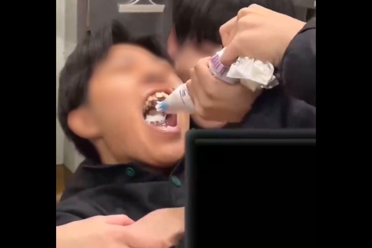 ネットで拡散された『しゃぶ葉』従業員による“バイトテロ”動画（SNSより）