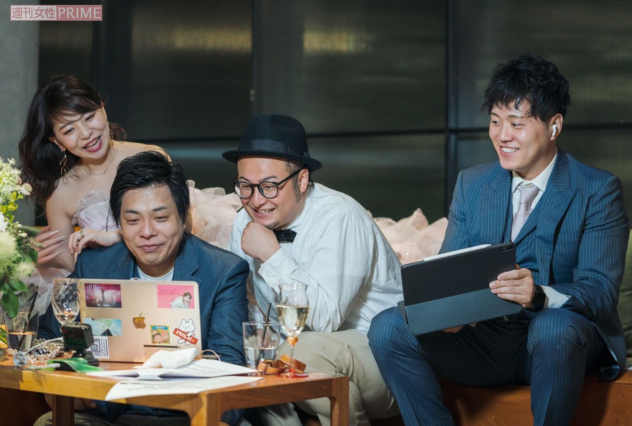 画面の奥にいる出席者と会話する藤田夫妻ら3　（『バンビーノ』藤田裕樹のオンライン結婚式の様子）