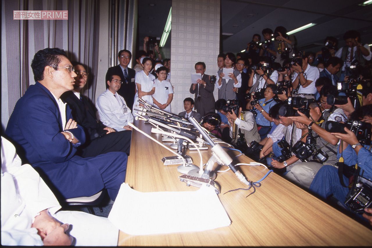 1994年9月、東京医科大病院で医師が見守る中で、バイク事故からの退院会見に臨んだビートたけし