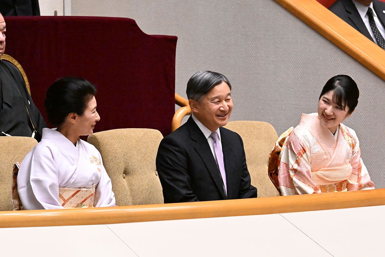 2026年1月18日、天覧相撲をご一家で観戦される天皇陛下、雅子さま、愛子さま（写真／JMPA）