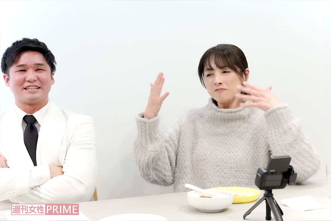 YouTube撮影中、東成瀬村のカレーを食す櫻井淳子