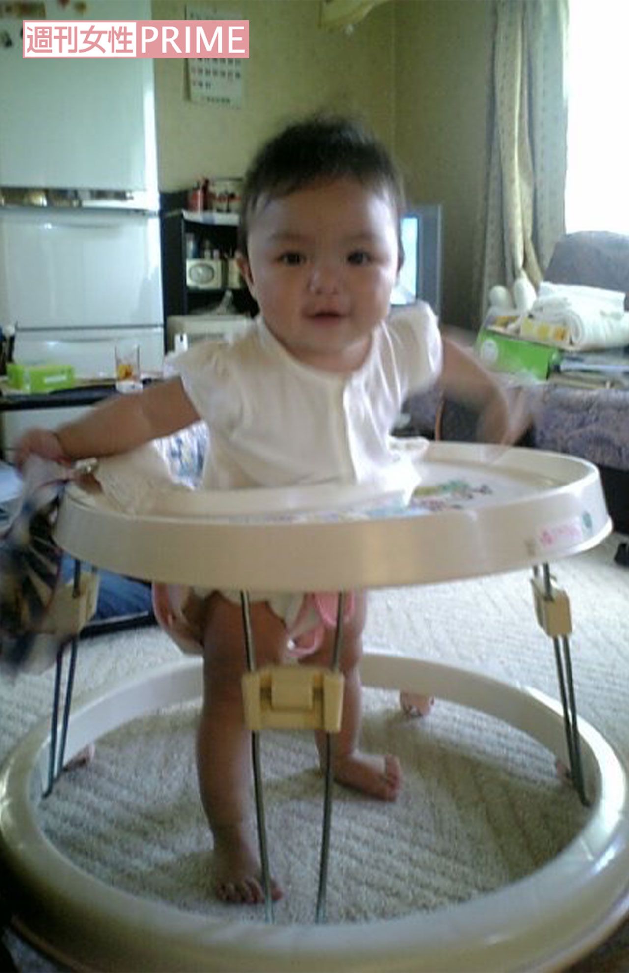 '07年、歩行器を使って歩く練習をする愛実さん（阿部さん提供）