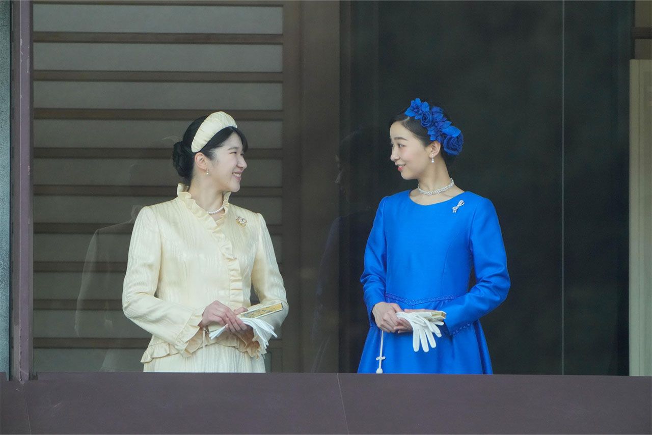 2月23日、天皇誕生日の一般参賀で微笑みあう愛子さまと佳子さま